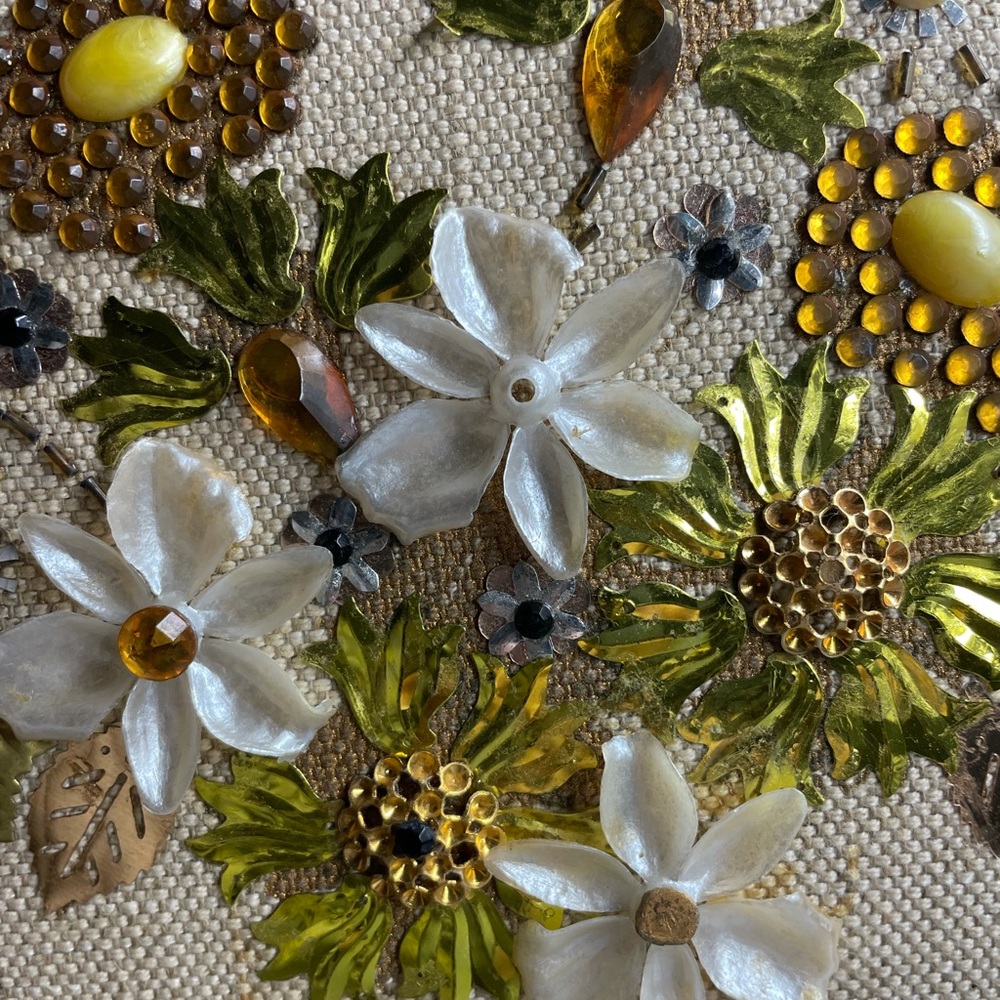 Vintage purse with floral decoration